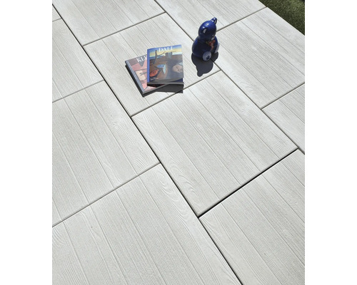 Helle Terrassenplatten mit Holzstruktur, Zeitschriften und Dekoration