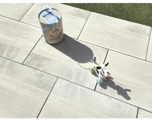 Terrassenplatten mit Holzstruktur, Spielzeug und Bausteine für Kinder im Freien