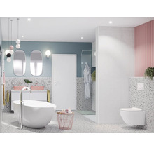 Helles Badezimmer mit Badewanne, Waschbecken, Spiegeln und Toilette