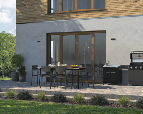 Außenbereich mit Esstisch, Stühlen, Grill und Außenküche auf einer Terrasse