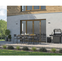 Terrasse mit Gasgrill, Gartentisch und Stühlen vor einem Haus