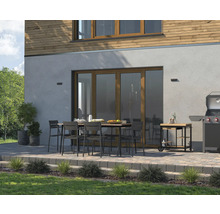 Terrasse mit Esstisch, Stühlen, Grill und Grillwagen vor einem Haus