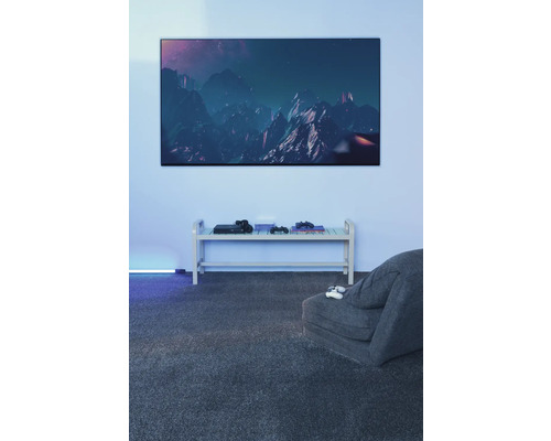 Modernes Wohnzimmer mit großem Bildschirm, Konsole und Sessel