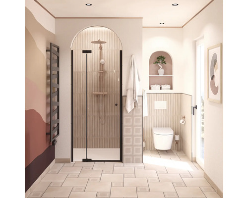 Badezimmer mit Dusche, Toilette und Heizkörper