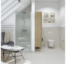 Helles Badezimmer mit Dusche, Toilette und Sitzgelegenheit