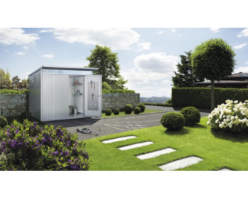 Garten Szene mit einem Geräteschuppen aus Metall, der zur Hälfte geöffnet ist und Regale und Haken an der Innenseite der Tür zeigt