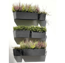 Wandgarten mit mehreren Pflanzkästen und Bepflanzung an einer Wand