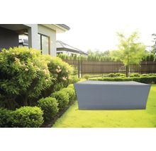 Graue Schutzhülle im Garten