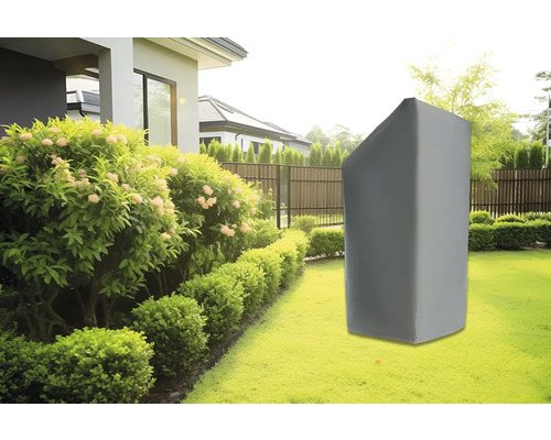 Abdeckhaube für Gartengeräte auf Rasenfläche vor Haus