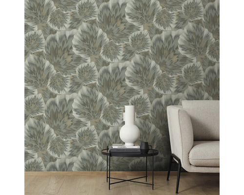 Szene mit floral gemusterter Tapete, Tisch und Sessel