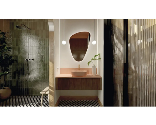Helles Badezimmer mit Dusche, Waschtisch und Spiegel