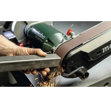 Metallbearbeitung mit einer Metabo Bandschleifmaschine BS 200 Plus, bei der Funken fliegen