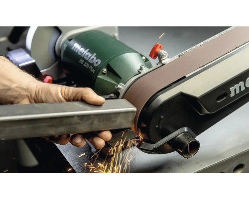 Metallbearbeitung mit einer Metabo Bandschleifmaschine BS 200 Plus, bei der Funken fliegen