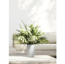 Blumenstrauß in Vase auf Tisch im Freien
