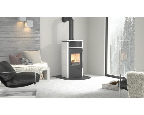 Wohnzimmer mit Kaminofen, Sessel und Sitzbank mit Kissen