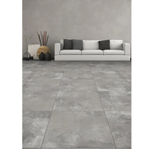 Heller Raum mit grauen Bodenfliesen und weißem Sofa