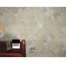 Helle Bodenfliesen in einem Wohnraum mit Sofa, Tisch und Laptop.