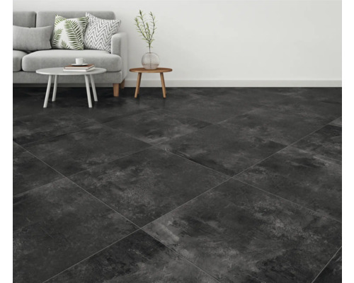 Wohnzimmer mit Sofa und dunklen Bodenfliesen.