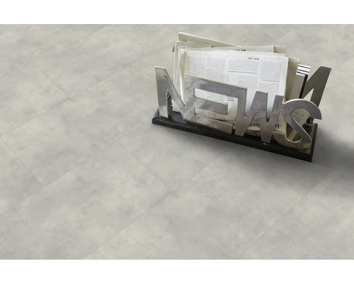 Heller Boden mit Fliesen und Zeitungsständer