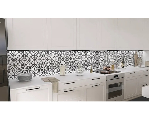 Küchenszene mit weißen Schränken und dekorativen Fliesen