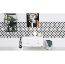 Heller Raum mit Kommode, Dekoration und geometrischen Fliesen