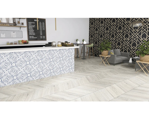 Café mit Fliesenboden in Holzoptik, Fliesentheke mit Muster, Sitzbereich und Getränkekarte