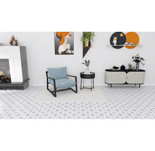 Wohnzimmer mit Kamin, Sessel, Beistelltisch und Kommode