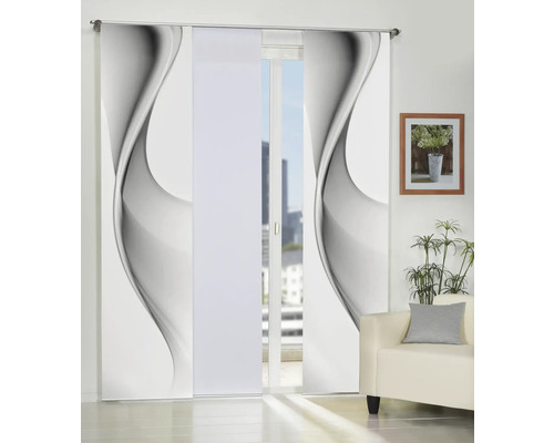 Schiebegardine mit abstraktem Muster vor einem Fenster