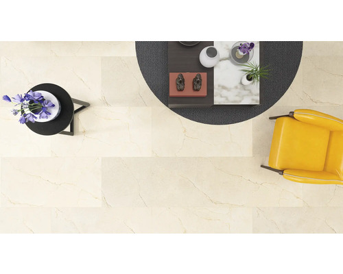 Heller Boden mit Marmoroptik, dekoriert mit Tisch und Stuhl aus der Vogelperspektive