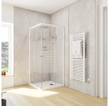 Quadratische Duschkabine mit horizontalen Streifen im Badezimmer.