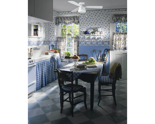 Küche mit floraler Tapete, karierten Textilien und Deckenventilator