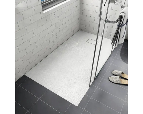 Modernes Badezimmer mit ebenerdiger Dusche und grauen Fliesen