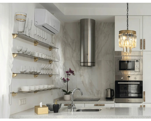 Helle Küche mit Glasregalen, Dunstabzugshaube, Mikrowelle, Backofen und Kristallleuchte.