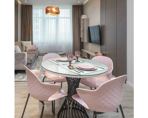 Helles Wohnzimmer mit Esstisch und Stühlen