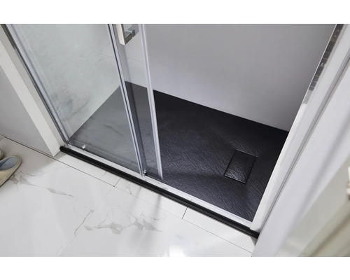 Badezimmer mit ebenerdiger Dusche und schwarzer Duschwanne