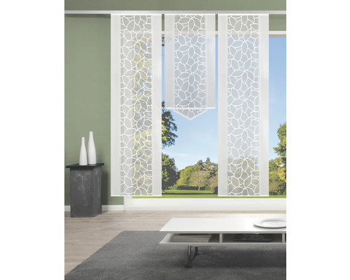 Dekorative Schiebegardinen mit Blattmuster in einem Wohnzimmer.