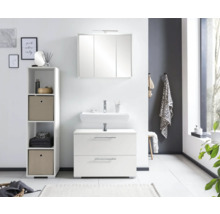 Modernes Badezimmer mit Waschbeckenunterschrank, Spiegelschrank und Regal