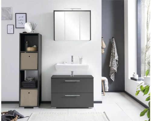 Badezimmer mit Waschbeckenunterschrank, Spiegelschrank und Regal