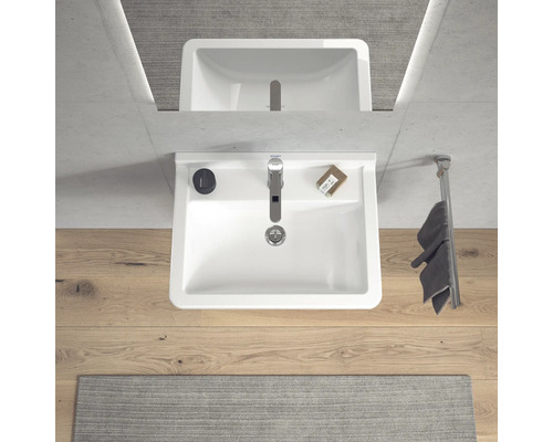 Badezimmer Waschbecken mit Armatur, Handtuch und Seife von oben.