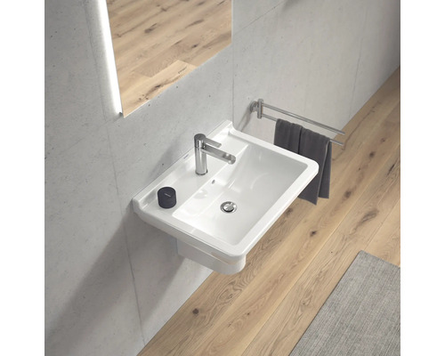 Modernes Badezimmer mit Waschbecken, Armatur, Handtuchhalter und Spiegel.