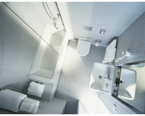 Badezimmer mit Badewanne, Toilette und Waschbecken