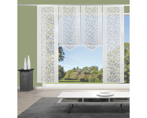 Wohnzimmer mit Schiebegardinen mit Blattmuster vor einem Fenster