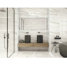 Helles Badezimmer mit Marmorfliesen, Dusche, zwei Waschbecken und Spiegel