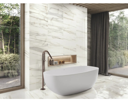 Badezimmer mit freistehender Badewanne, Marmorfliesen und Fenster