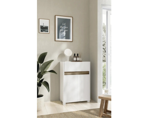 Modernes Badezimmer mit einem weißen Badezimmerschrank mit zwei Türen und einer Schublade