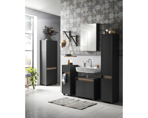 Modernes Badezimmer mit Waschbecken, Spiegel, Schränken und dekorativer Wandgestaltung