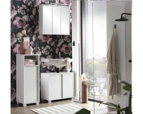 Modernes Badezimmer mit Blumendekor, Waschtisch, Spiegelschrank und Duschkabine