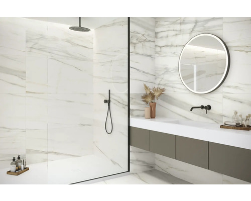 Modernes Badezimmer mit Marmorfliesen, Dusche und Waschtisch