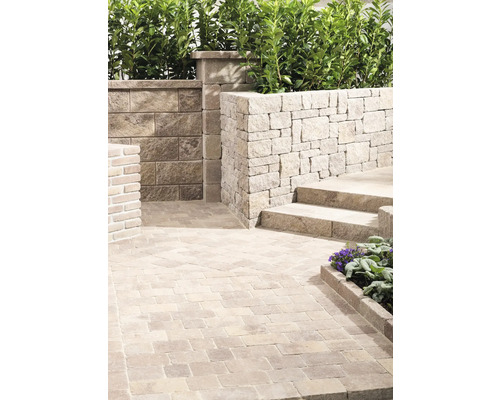 Gartenbereich mit Pflastersteinen und Mauern