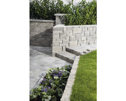 Garten mit Mauer, Steintreppe, Rasen und Blumen